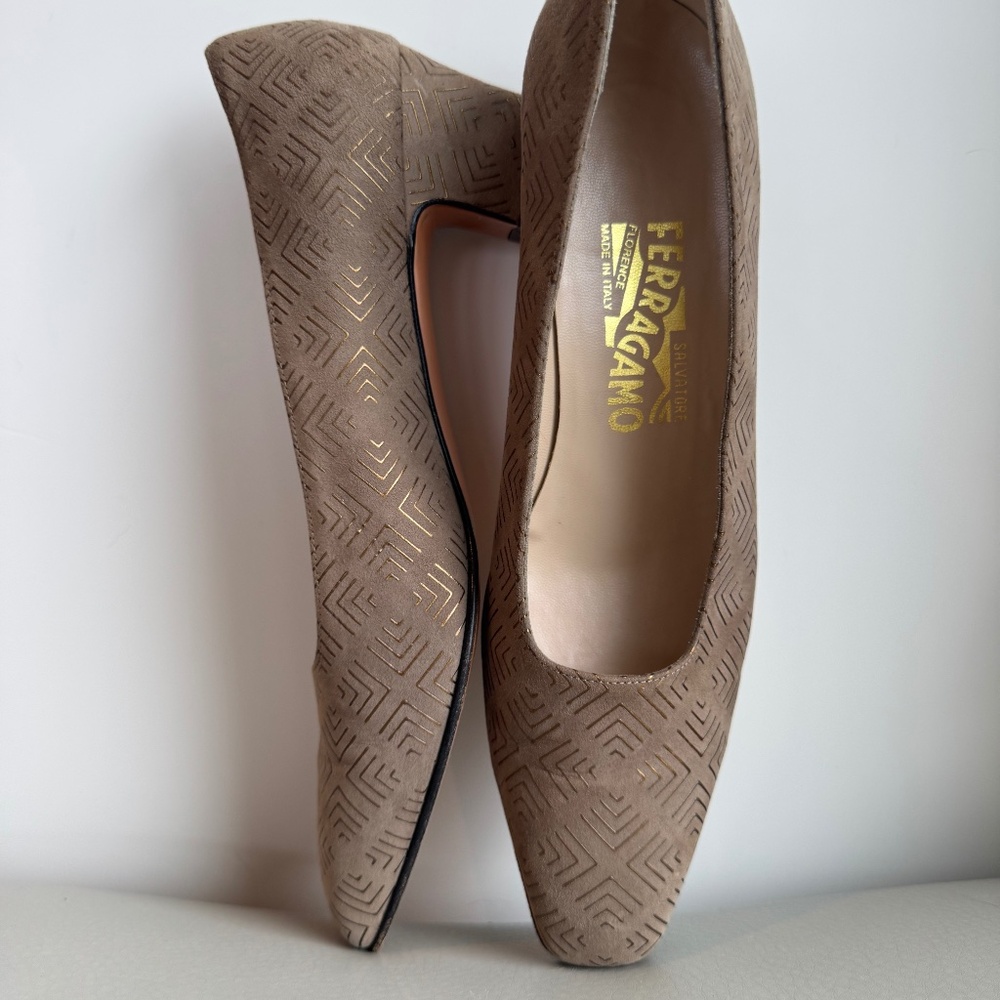 Size 8.5 AA Ferragamo tan heel with subtle geometric gold primt